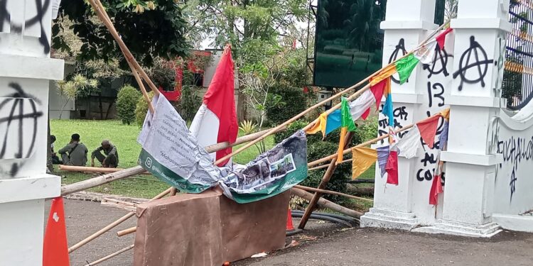 Pascaaksi Demo yang Berakhir Rusuh, Kerusakan di Gedung DPRD Cianjur mulai Diperbaiki