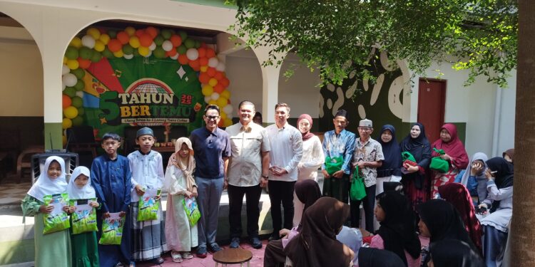 Peringati HUT ke-5, Lorong Temu Coffee Santuni Anak Yatim dan Lansia