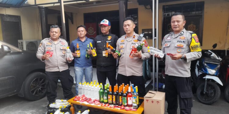 Operasi Cipta Kondisi, Polsek Cianjur Kota Sita Ratusan Botol Miras dari Dua Kios