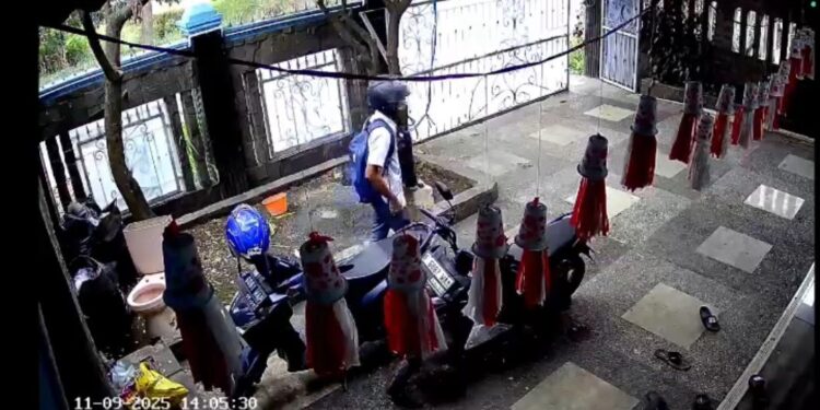 Maling Sepeda Motor Berseragam SMA Terekam CCTV