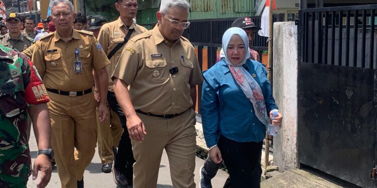 Anggota DPRD Kota Bandung Nina Fitriana Tinjau Siskamling Bareng Walikota