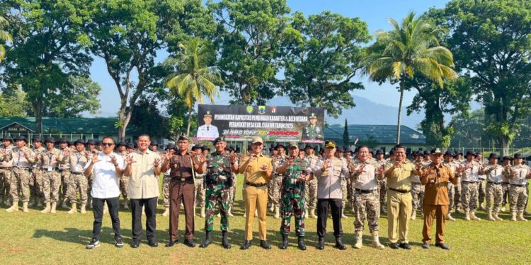 Kades dan Perangkat Desa Ikuti Pembinaan Karakter Bela Negara di Markas Yonif 300/BJW