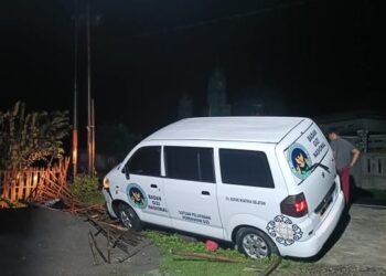 Mobil SPPG MBG Tabrak Pagar Rumah di Sindangbarang, Sopir Diduga Main Ponsel