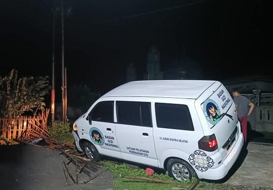 Mobil SPPG MBG Tabrak Pagar Rumah di Sindangbarang, Sopir Diduga Main Ponsel