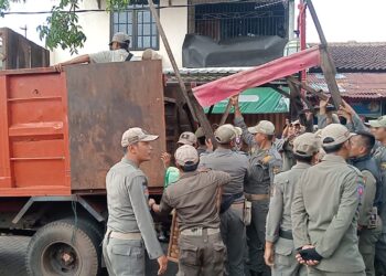 Petugas Gabungan Tertibkan Lapak PKL Bojongmeron, Sempat Terjadi Aksi Perlawanan