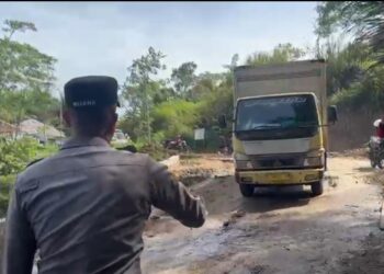 Jalan Tertutup Tanah Longsor Sudah Dapat Dilalui Kendaraan, Polisi Terapkan Sistem Buka Tutup
