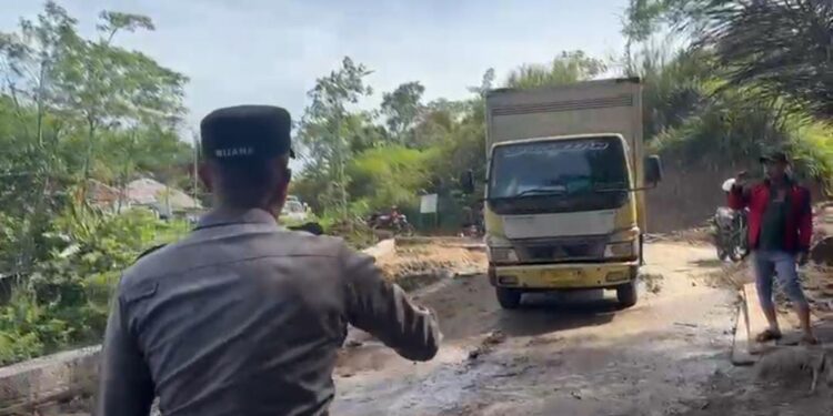 Jalan Tertutup Tanah Longsor Sudah Dapat Dilalui Kendaraan, Polisi Terapkan Sistem Buka Tutup