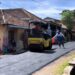 Desa Cikaroya Gunakan Banprov Bangun Jalan Hotmiks di RW 06
