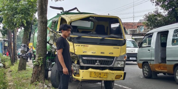 Dua Truk Terlibat Tabrakan di Jalan Raya Sukabumi, Sopir Diduga Ngantuk