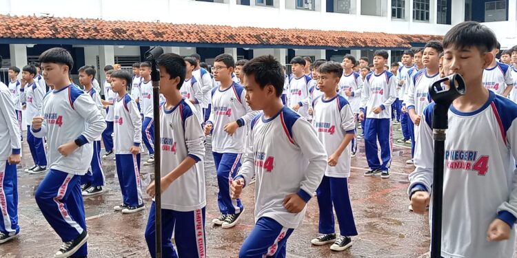 Pelajar SMPN 4 Cianjur Memulai Hari Pertama Masuk Sekolah, Diawali Senam Bersama dan Upacara Bendera