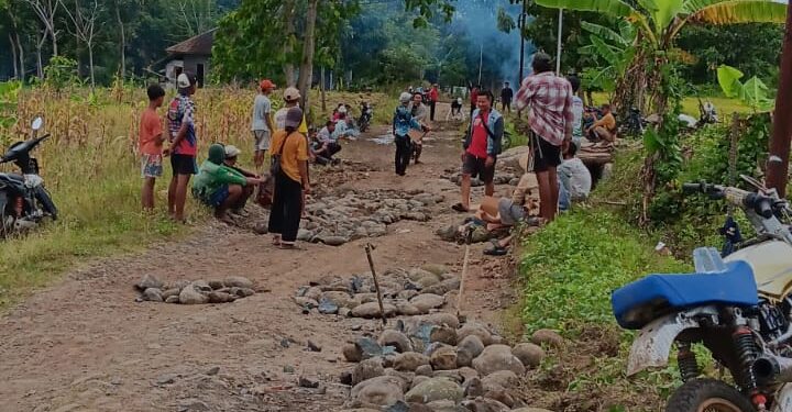 Warga Desa Jayagiri Perbaiki Jalan Rusak, Dananya Hasil Swadaya Masyarakat