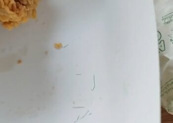 Waduh! Konsumen Ngeluh Temukan Serutan Kecil Kertas pada Paket Ayam Goreng yang Dibelinya di Ciranjang