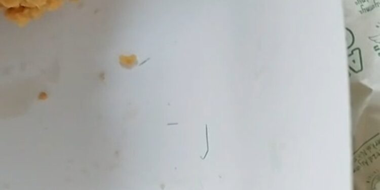 Waduh! Konsumen Ngeluh Temukan Serutan Kecil Kertas pada Paket Ayam Goreng yang Dibelinya di Ciranjang