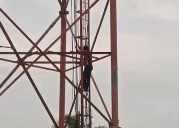 Diduga Idap Gangguan Mental, Seorang Lalaki Nekat Panjat Tower di Ciranjang