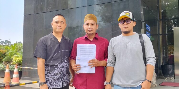 LENGKAPI BAHAN: CGW menyerahkan bahan dan data tambahan atas laporan dugaan korupsi penyalahgunaan dana hibah. (Dok/CGW)