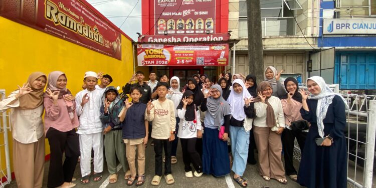 Ganesha Operation Ciranjang Berbagi Takjil, Ajarkan Siswa Kepedulian Sejak Dini