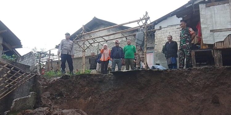 TPT Ambrol saat Hujan Deras, Lima Rumah di Gekbrong Terdampak