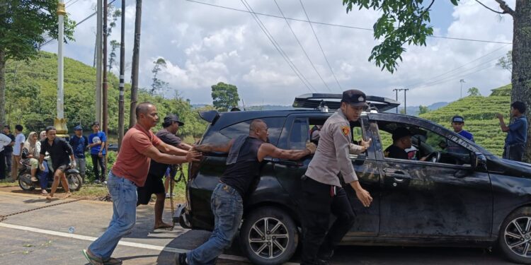 Sopir Diduga Mengantuk, Mobil Masuk Jurang di Sukanagara