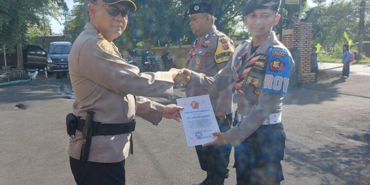 Bantu Pengamanan Idulfitri, Polsek Mande Berikan Penghargaan kepada Pramuka Saka Bhayangkara