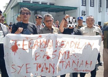 Dukung PN Cianjur Proses Mafia Tanah, Massa Serahkan Spanduk dari Tinta Darah