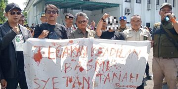 Dukung PN Cianjur Proses Mafia Tanah, Massa Serahkan Spanduk dari Tinta Darah