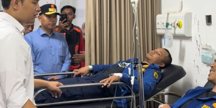 Bupati Jenguk Petugas Damkar yang Alami Kecelakaan, Pemkab Siap Tanggung Biaya Pengobatan