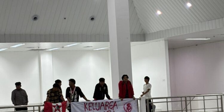 Ada Spanduk Bertuliskan ‘Keluarga Sanusi’ saat Rapat Paripurna DPRD, Mahasiswa ‘Bidik’ Siapa?