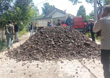 Warga Blokade Akses Jalan Perusahaan Ayam Petelur di Sukaluyu