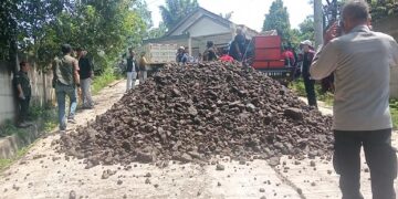 Warga Blokade Akses Jalan Perusahaan Ayam Petelur di Sukaluyu