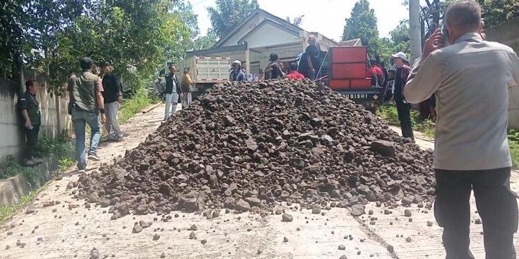 Warga Blokade Akses Jalan Perusahaan Ayam Petelur di Sukaluyu