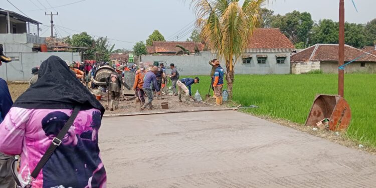 Sempat Rusak, Jalan di Desa Sukamulya Diperbaiki Melalui Program Gorol