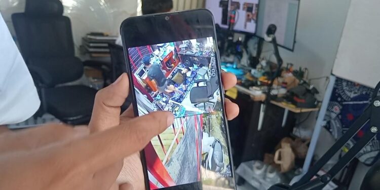 Maling Diduga Bersenjata Api Hendak Mencuri ke Toko Elektronik, Aksinya Terekam CCTV