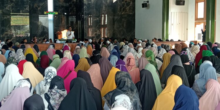 DKM Miftahussa’adah Cibeber Undang Ustaz Evie Effendi pada Kegiatan Tabligh Akbar