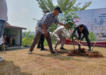 Warga Perumahan di Mande Dapat Bantuan Bibit Pohon dari Bank BJB Syariah