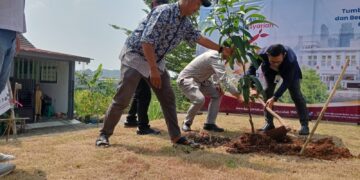 Warga Perumahan di Mande Dapat Bantuan Bibit Pohon dari Bank BJB Syariah