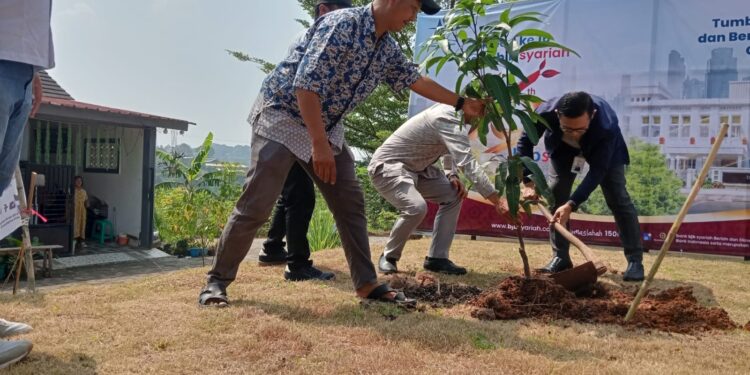 Warga Perumahan di Mande Dapat Bantuan Bibit Pohon dari Bank BJB Syariah