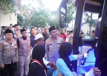 Jemaah Haji Dilepas ke Embarkasi Bekasi dari Mapolres Cianjur