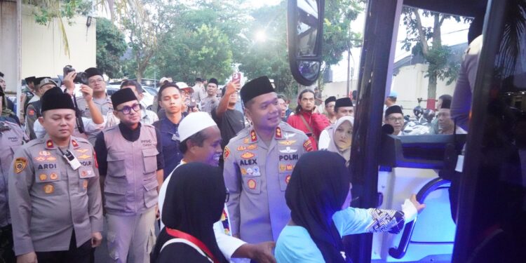 Jemaah Haji Dilepas ke Embarkasi Bekasi dari Mapolres Cianjur