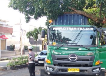 Sopir Salah Ambil Jalan, Truk Kontainer Tersangkut Pohon di Depan Kantor Kejari Cianjur