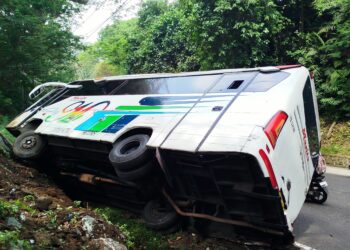 Mikrobus Berpenumpang 20 Orang Terguling di Cugenang Usai Tabrak Tebing