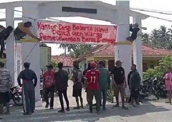 Warga Ontrog Kantor Desa Sukapura Terkait Dugaan Penyelewengan Bansos