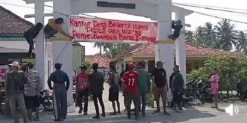 Warga Ontrog Kantor Desa Sukapura Terkait Dugaan Penyelewengan Bansos
