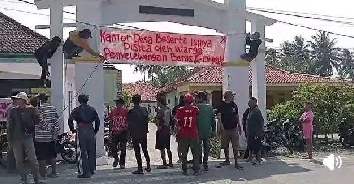 Warga Ontrog Kantor Desa Sukapura Terkait Dugaan Penyelewengan Bansos