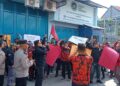 Massa Datangi SPPG Peuteuycondong 1, Gelar Unjuk Rasa Protes Menu MBG Tidak Layak Konsumsi