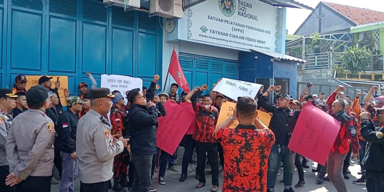 Massa Datangi SPPG Peuteuycondong 1, Gelar Unjuk Rasa Protes Menu MBG Tidak Layak Konsumsi