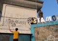 Anggota Polres Cianjur Bersihkan Vandalisme di Ruang-Ruang Publik