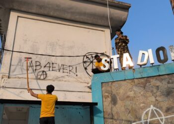 Anggota Polres Cianjur Bersihkan Vandalisme di Ruang-Ruang Publik