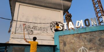 Anggota Polres Cianjur Bersihkan Vandalisme di Ruang-Ruang Publik