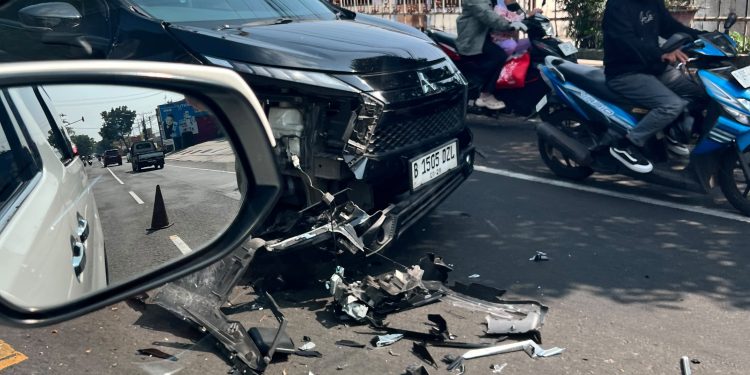 Mobil Tabrak Sepeda Motor, Pengendaranya Terluka