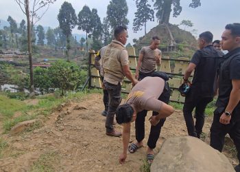 Personel Polres Cianjur Spontan Punguti Sampah di Kawasan Curug Citambur, Kapolres: Bentuk Peduli Lingkungan